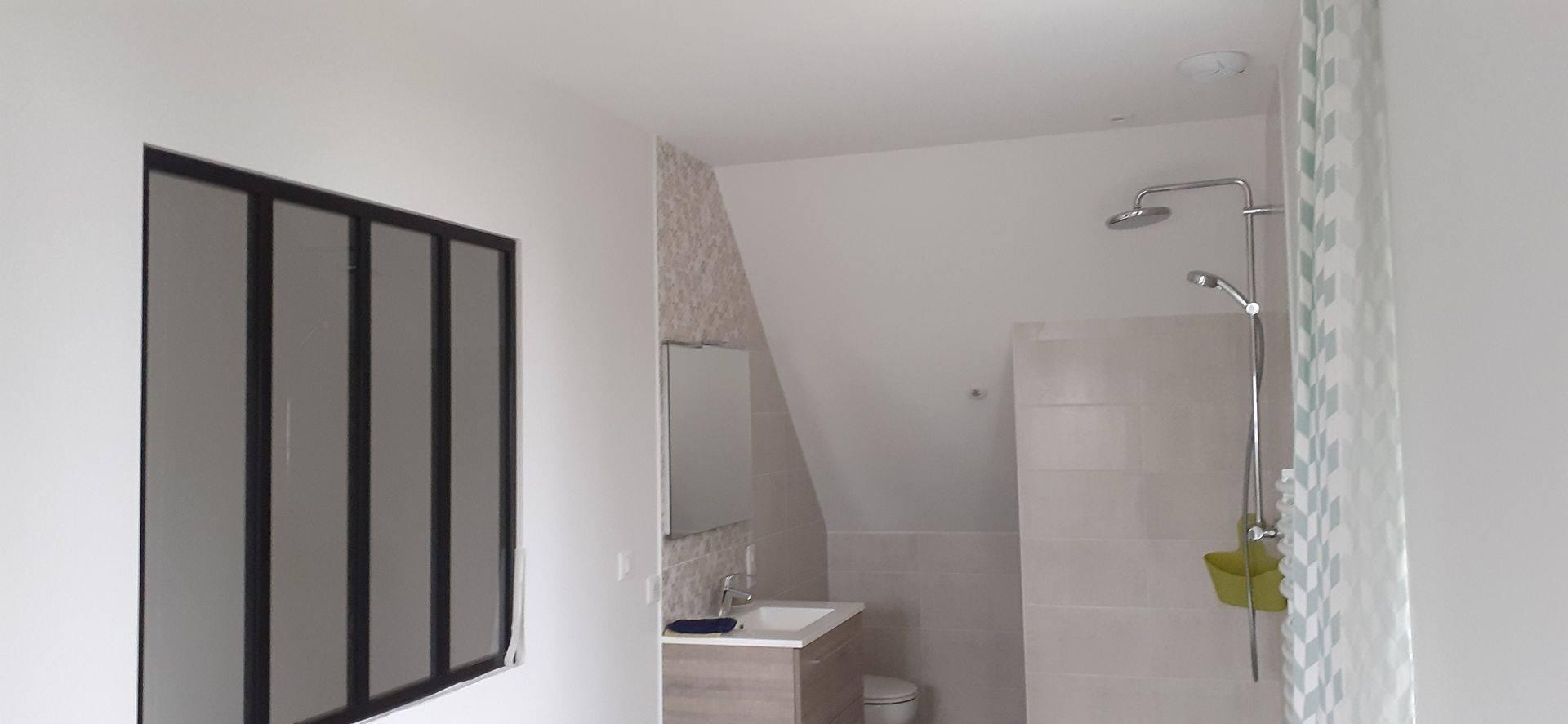 Transformation du dernier étage d'une habitation atypique en suite parentale: chambre, dressing, salle de bains (douche, vasque et WC)