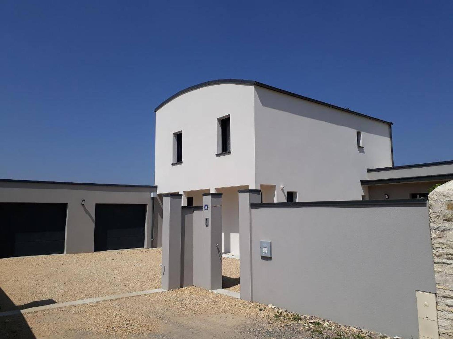 construction d'un pavillon avec toit terrasse, étage avec toit arrondi en zinc, menuiseries aluminium